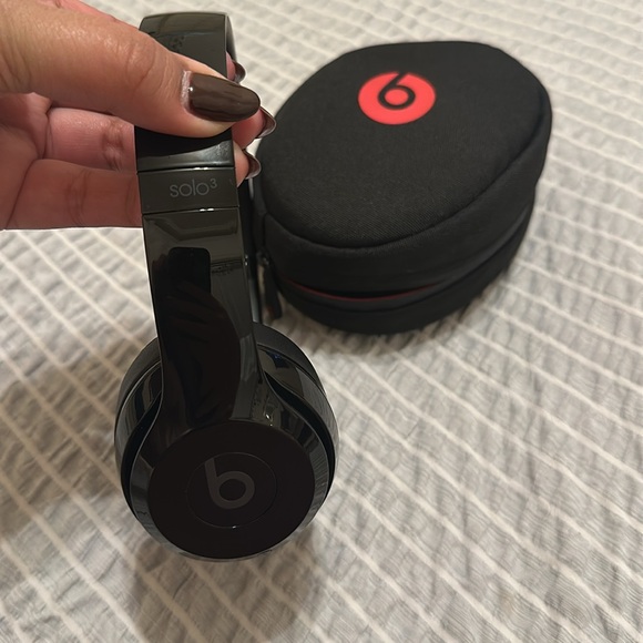 Beats Solo 3 Wireless Headphones - Picture 4 of 5